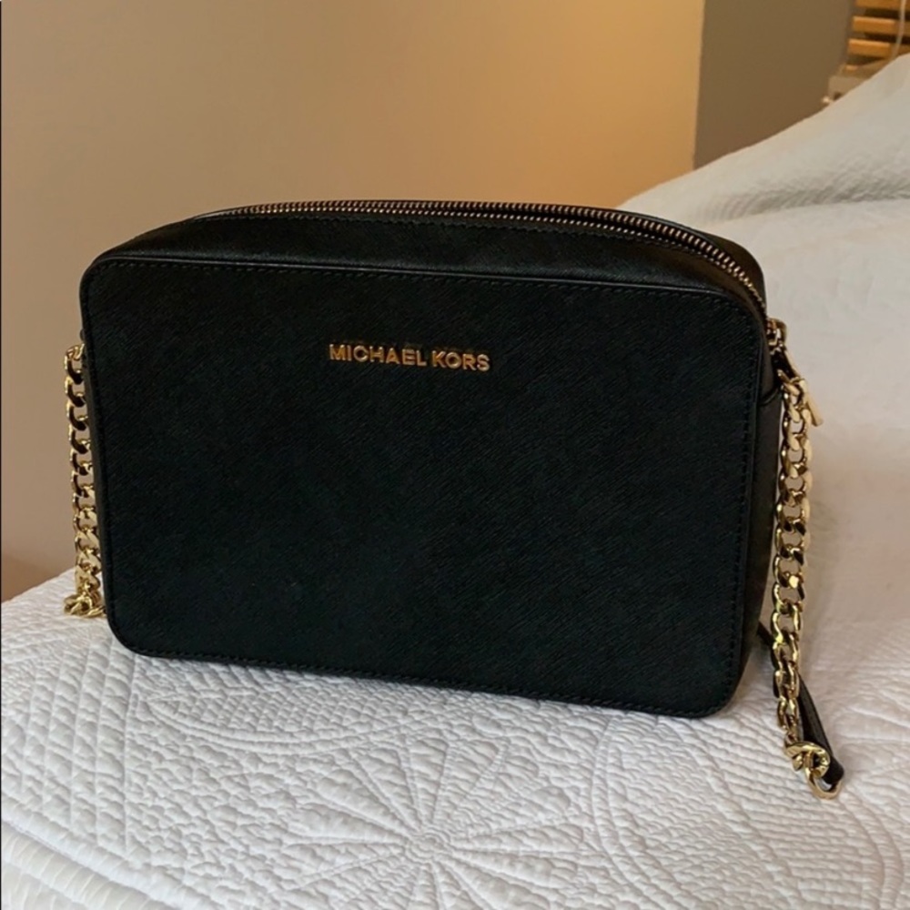 Black michael kors crossbody bag